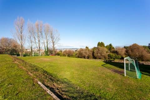 Moradia T4+1 renovada com jardim no Condomínio Quinta do Sardão