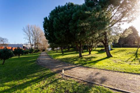 Moradia T4+1 renovada com jardim no Condomínio Quinta do Sardão