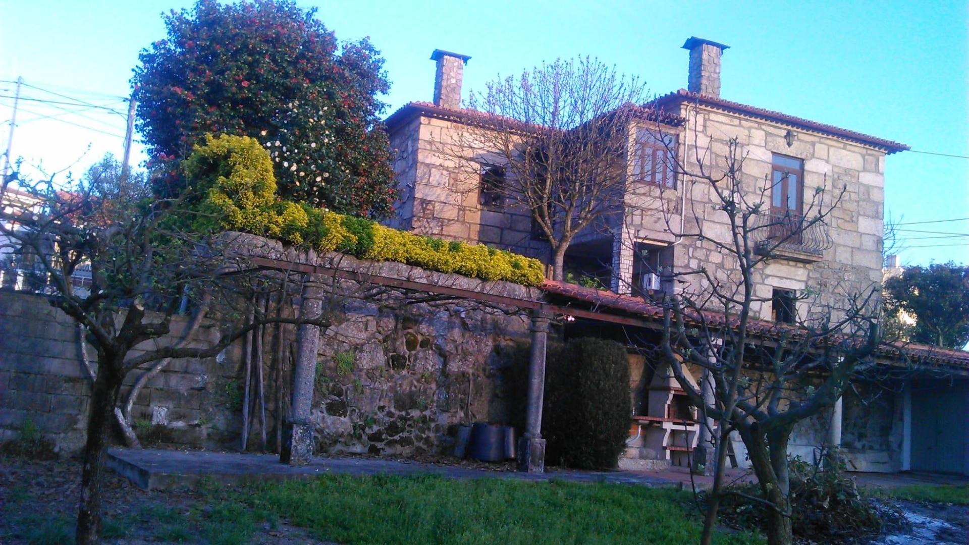 Quinta Senhorial em Pedra com Jardim, Terreno e Vista Desafogada - Um Refúgio de Charme e Tradição