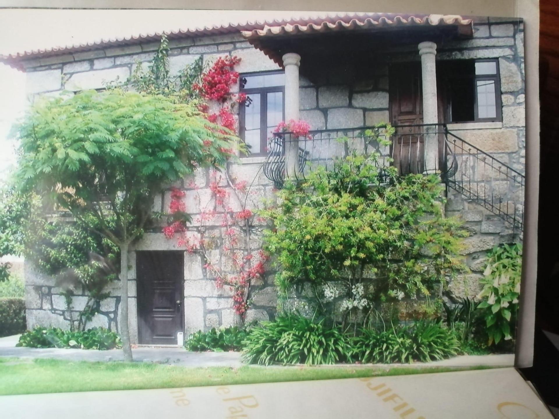 Quinta Senhorial em Pedra com Jardim, Terreno e Vista Desafogada - Um Refúgio de Charme e Tradição