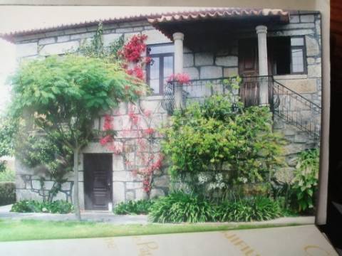 Quinta Senhorial em Pedra com Jardim, Terreno e Vista Desafogada - Um Refúgio de Charme e Tradição