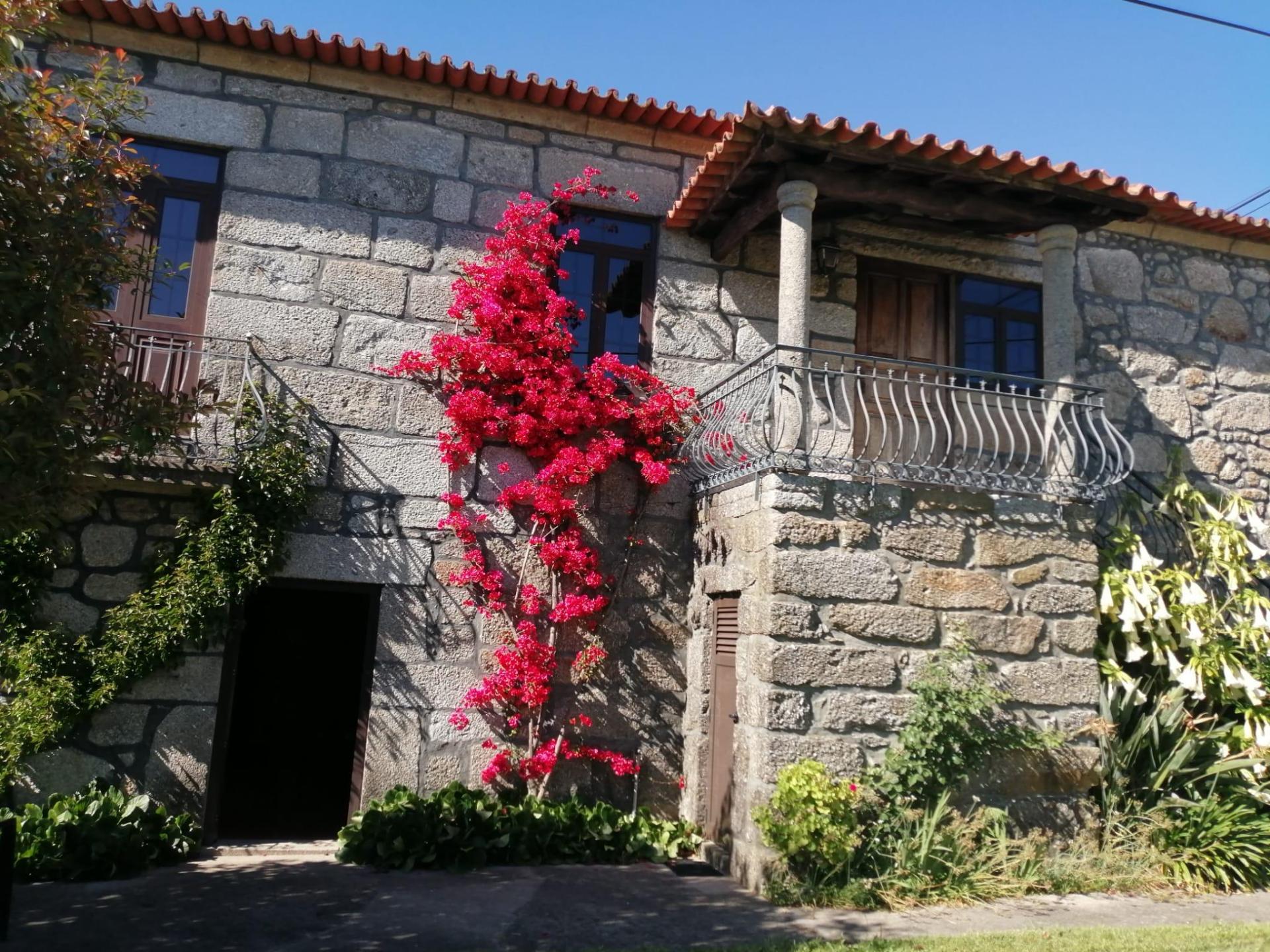 Quinta Senhorial em Pedra com Jardim, Terreno e Vista Desafogada - Um Refúgio de Charme e Tradição