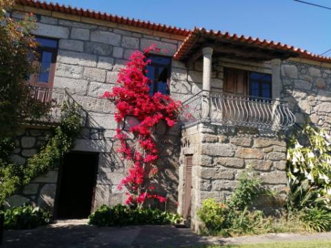 Quinta Senhorial em Pedra com Jardim, Terreno e Vista Desafogada - Um Refúgio de Charme e Tradição