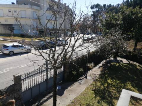 Quinta Senhorial em Pedra com Jardim, Terreno e Vista Desafogada - Um Refúgio de Charme e Tradição