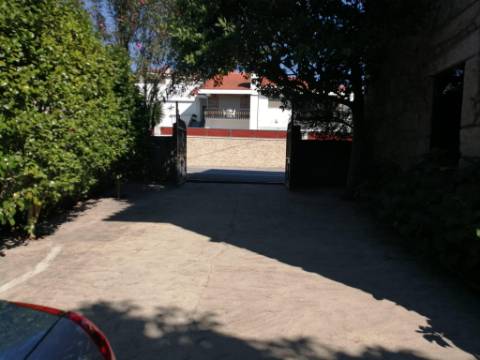 Quinta Senhorial em Pedra com Jardim, Terreno e Vista Desafogada - Um Refúgio de Charme e Tradição