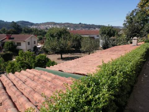 Quinta Senhorial em Pedra com Jardim, Terreno e Vista Desafogada - Um Refúgio de Charme e Tradição