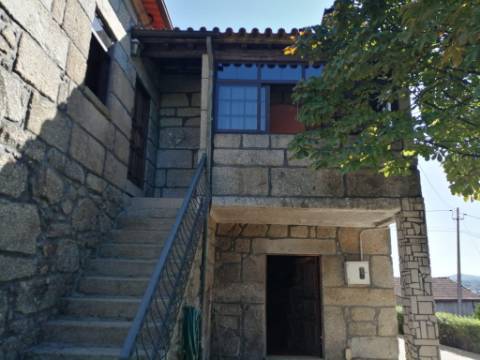 Quinta Senhorial em Pedra com Jardim, Terreno e Vista Desafogada - Um Refúgio de Charme e Tradição