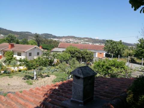 Quinta Senhorial em Pedra com Jardim, Terreno e Vista Desafogada - Um Refúgio de Charme e Tradição