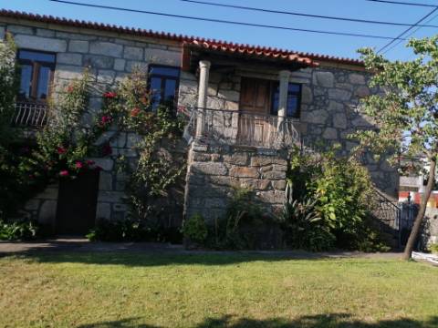 Quinta Senhorial em Pedra com Jardim, Terreno e Vista Desafogada - Um Refúgio de Charme e Tradição
