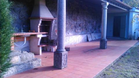 Quinta Senhorial em Pedra com Jardim, Terreno e Vista Desafogada - Um Refúgio de Charme e Tradição