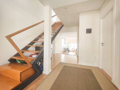 Moradia Geminada T4 com 210m2 e Estilo Moderno no Centro de São João da Madeira