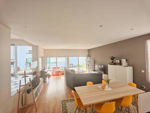 Moradia Geminada T4 com 210m2 e Estilo Moderno no Centro de São João da Madeira