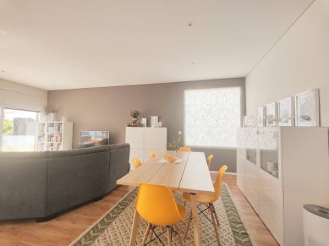 Moradia Geminada T4 com 210m2 e Estilo Moderno no Centro de São João da Madeira