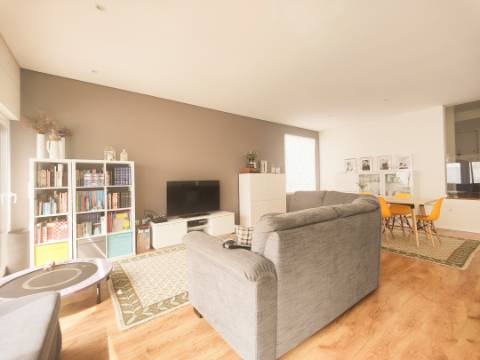 Moradia Geminada T4 com 210m2 e Estilo Moderno no Centro de São João da Madeira