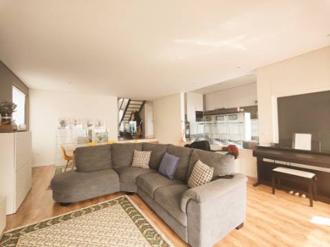 Moradia Geminada T4 com 210m2 e Estilo Moderno no Centro de São João da Madeira