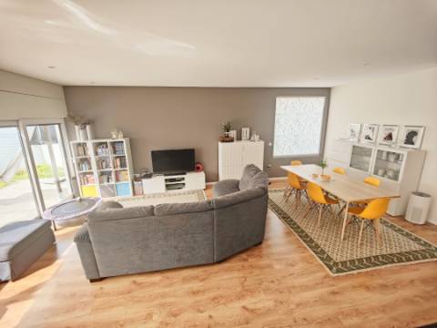 Moradia Geminada T4 com 210m2 e Estilo Moderno no Centro de São João da Madeira