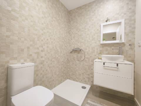 Moradia Geminada T4 com 210m2 e Estilo Moderno no Centro de São João da Madeira