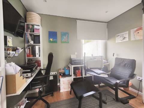 Moradia Geminada T4 com 210m2 e Estilo Moderno no Centro de São João da Madeira