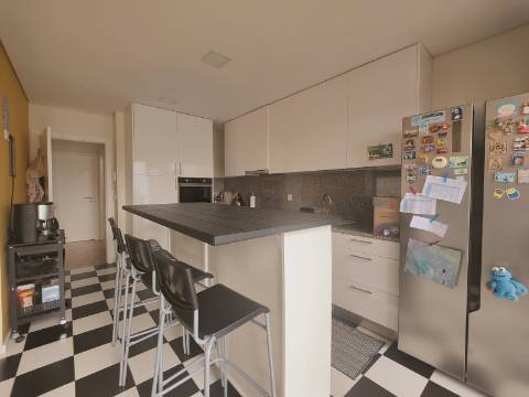 Moradia Geminada T4 com 210m2 e Estilo Moderno no Centro de São João da Madeira