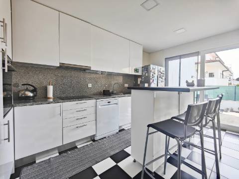 Moradia Geminada T4 com 210m2 e Estilo Moderno no Centro de São João da Madeira