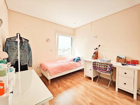 Moradia Geminada T4 com 210m2 e Estilo Moderno no Centro de São João da Madeira