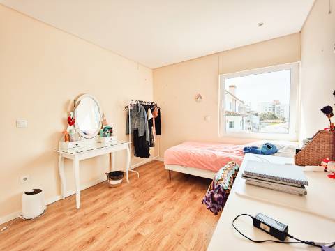 Moradia Geminada T4 com 210m2 e Estilo Moderno no Centro de São João da Madeira