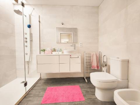 Moradia Geminada T4 com 210m2 e Estilo Moderno no Centro de São João da Madeira