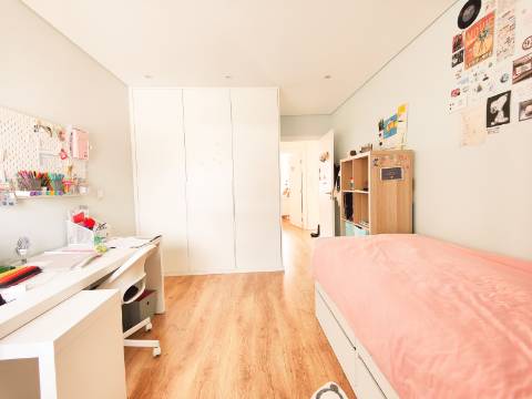 Moradia Geminada T4 com 210m2 e Estilo Moderno no Centro de São João da Madeira