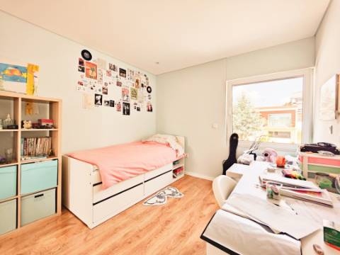 Moradia Geminada T4 com 210m2 e Estilo Moderno no Centro de São João da Madeira