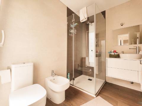 Moradia Geminada T4 com 210m2 e Estilo Moderno no Centro de São João da Madeira