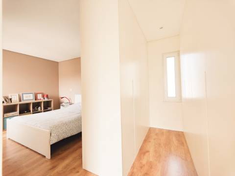 Moradia Geminada T4 com 210m2 e Estilo Moderno no Centro de São João da Madeira