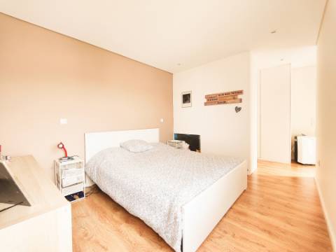 Moradia Geminada T4 com 210m2 e Estilo Moderno no Centro de São João da Madeira