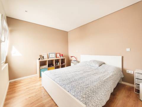 Moradia Geminada T4 com 210m2 e Estilo Moderno no Centro de São João da Madeira