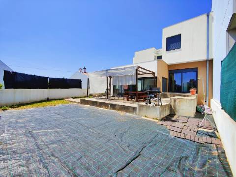 Moradia Geminada T4 com 210m2 e Estilo Moderno no Centro de São João da Madeira