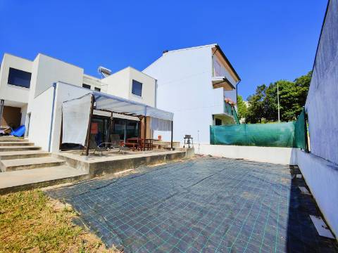 Moradia Geminada T4 com 210m2 e Estilo Moderno no Centro de São João da Madeira