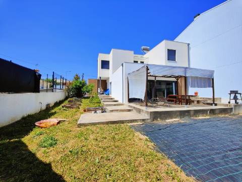 Moradia Geminada T4 com 210m2 e Estilo Moderno no Centro de São João da Madeira