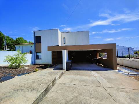 Moradia Geminada T4 com 210m2 e Estilo Moderno no Centro de São João da Madeira