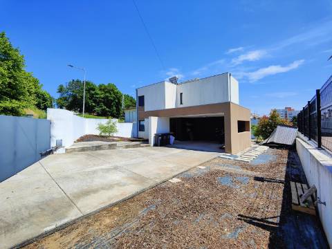 Moradia Geminada T4 com 210m2 e Estilo Moderno no Centro de São João da Madeira