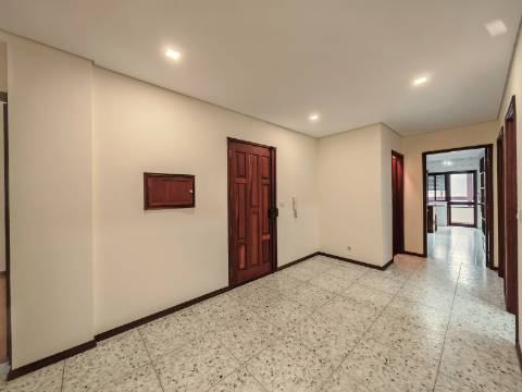 Apartamento T3 parcialmente remodelado em Braga - Fontainhas