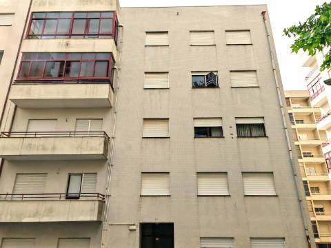 Apartamento T3 parcialmente remodelado em Braga - Fontainhas