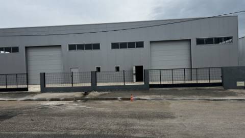 Armazém construído recentemente em Zona de Atividades Económicas | Possibilidade de Venda Conjunta