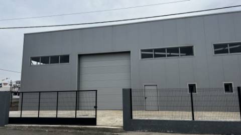 Armazém construído recentemente em Zona de Atividades Económicas | Possibilidade de Venda Conjunta