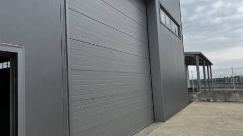 Armazém construído recentemente em Zona de Atividades Económicas | Possibilidade de Venda Conjunta