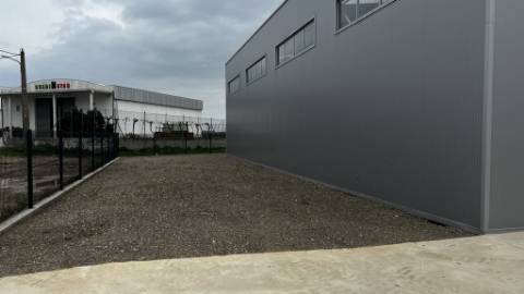 Armazém construído recentemente em Zona de Atividades Económicas | Possibilidade de Venda Conjunta