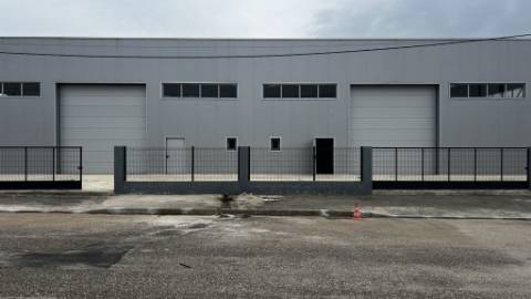 Armazém construído recentemente em Zona de Atividades Económicas | Possibilidade de Venda Conjunta