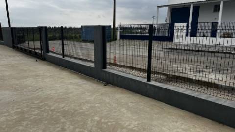 Armazém construído recentemente em Zona de Atividades Económicas | Possibilidade de Venda Conjunta