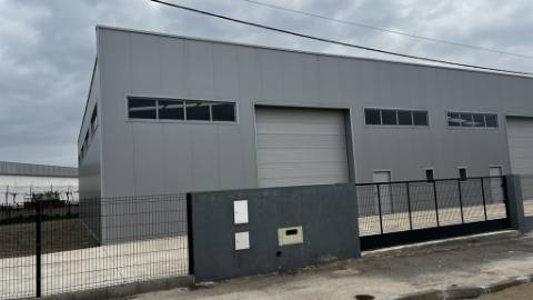 Armazém construído recentemente em Zona de Atividades Económicas | Possibilidade de Venda Conjunta