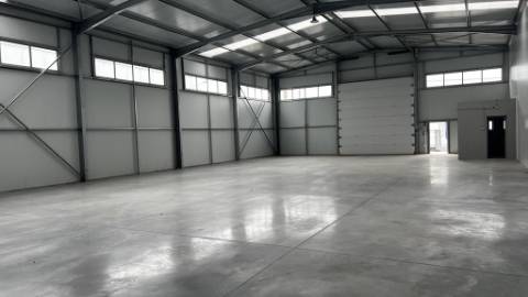 Armazém construído recentemente em Zona de Atividades Económicas | Possibilidade de Venda Conjunta