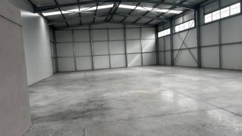 Armazém construído recentemente em Zona de Atividades Económicas | Possibilidade de Venda Conjunta