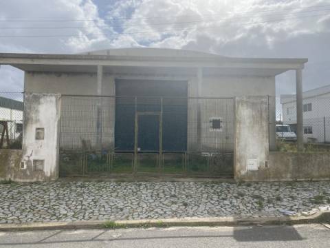 Armazém em Zona de Atividades Económicas - Vila Nova de São Bento